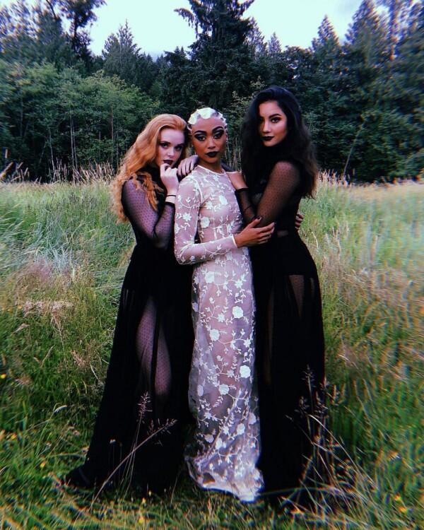 8 Potret Manis Adeline Rudolph, Wajah Asia di Serial Netflix Sabrina