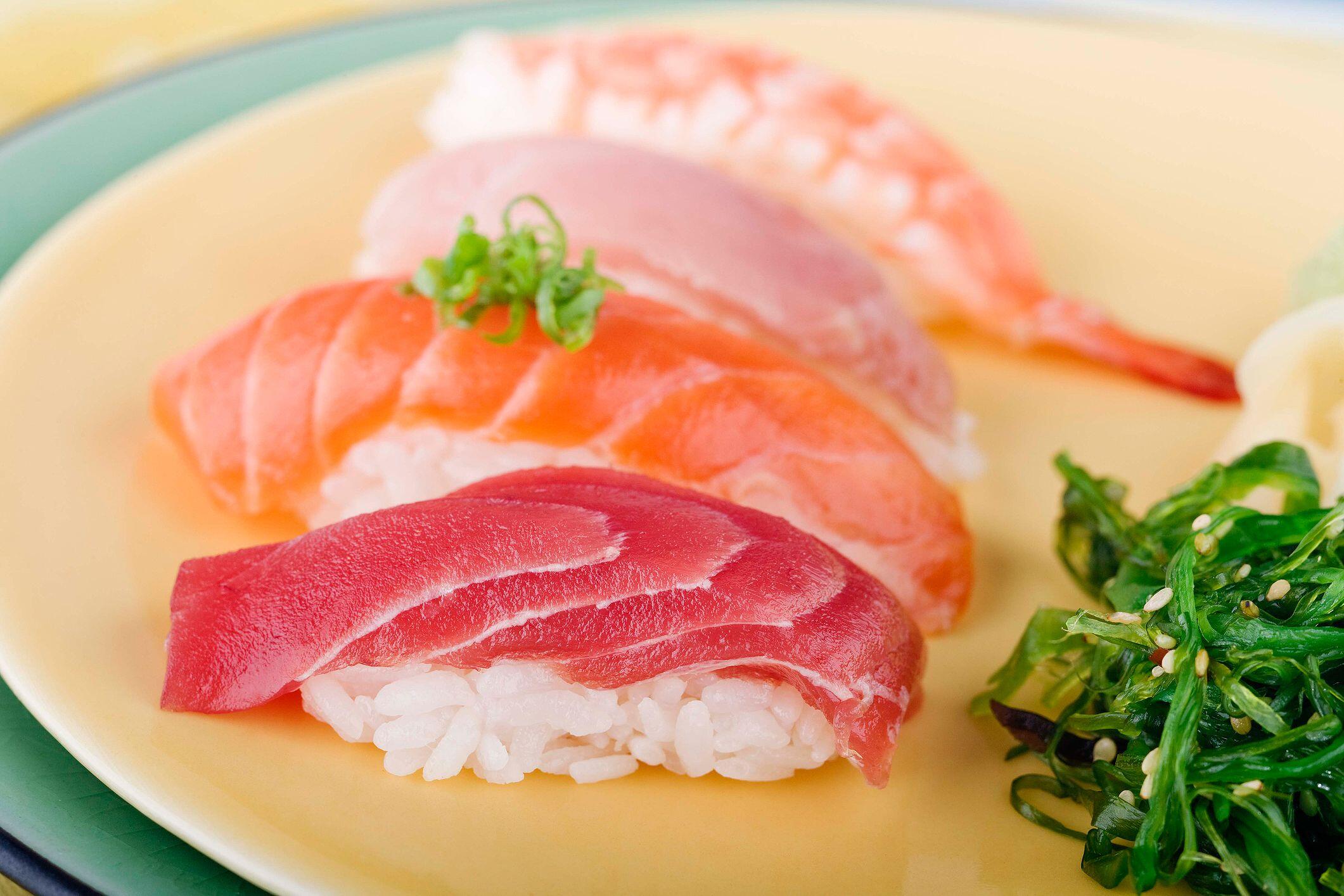 Waspada, Ini 5 Bahaya Kesehatan yang Mengincar Pecinta Sushi!