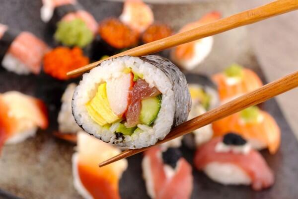 Waspada, Ini 5 Bahaya Kesehatan yang Mengincar Pecinta Sushi!