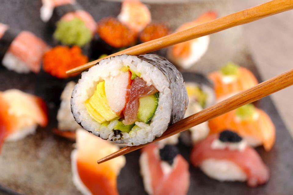 Waspada, Ini 5 Bahaya Kesehatan yang Mengincar Pecinta Sushi!