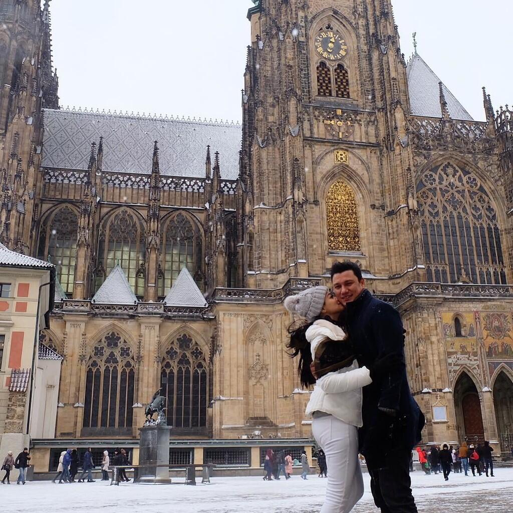 Romantis Abis! Inilah Deretan Foto Artis Titi Kamal & Suami yang Bikin Baper