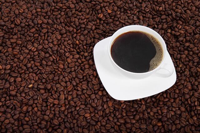 Secangkir Kopi Hitam dan Pemiliknya