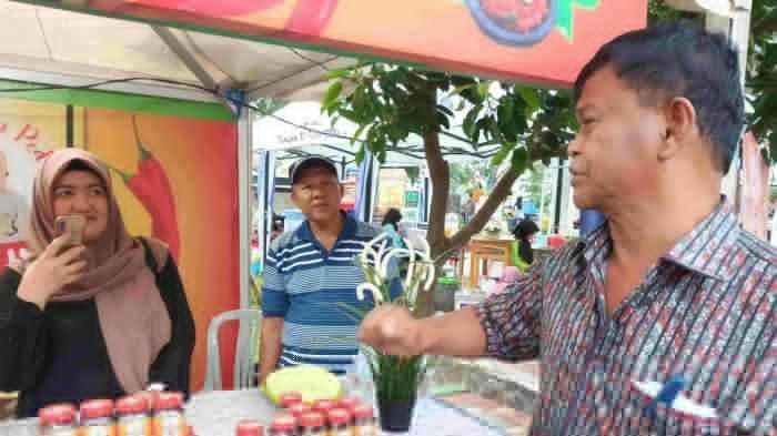 Beri Dukungan ke UMKM, Rusdi Mastura Mantan Wali Kota Palu Kunjungi Gerai Usaha Kecil