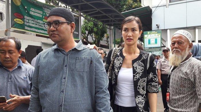 Jadi Biduan, Atiqah Hasiholan Sengaja Tampil Seksi Biar Disawer