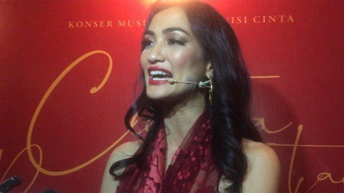 Jadi Biduan, Atiqah Hasiholan Sengaja Tampil Seksi Biar Disawer