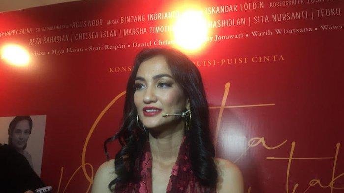 Jadi Biduan, Atiqah Hasiholan Sengaja Tampil Seksi