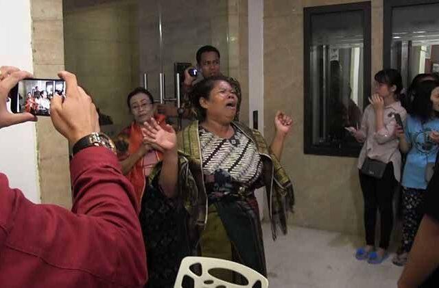 Hendak Temui Jokowi, Emak-emak Terobos Paspampres Sambil Menangis