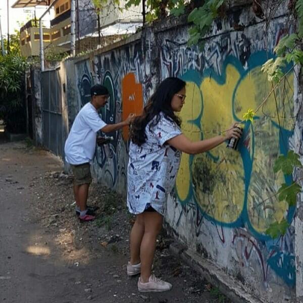 10 Potret Wendi Cagur Menekuni Hobi Grafiti, Bukti Seniman Sejati!