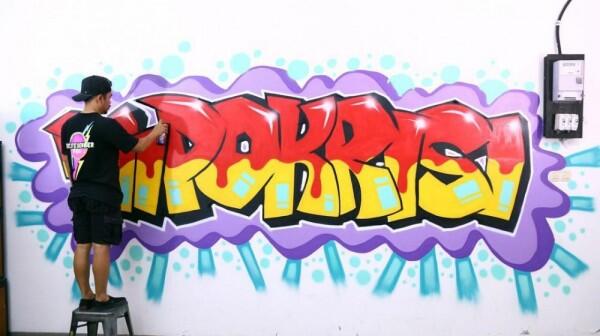 10 Potret Wendi Cagur Menekuni Hobi Grafiti, Bukti Seniman Sejati!