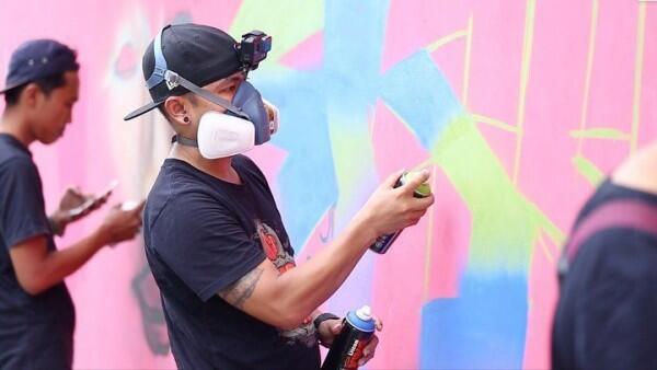 10 Potret Wendi Cagur Menekuni Hobi Grafiti, Bukti Seniman Sejati!
