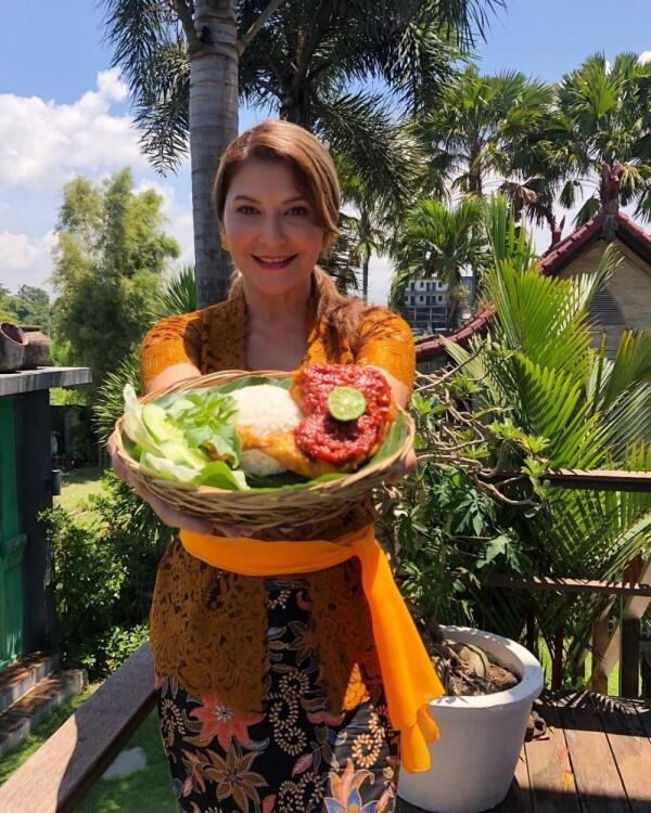 10 Potret Menawan Tamara Bleszynski dalam Balutan Kebaya