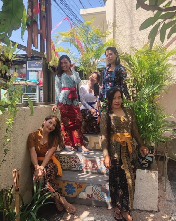 10 Potret Menawan Tamara Bleszynski dalam Balutan Kebaya