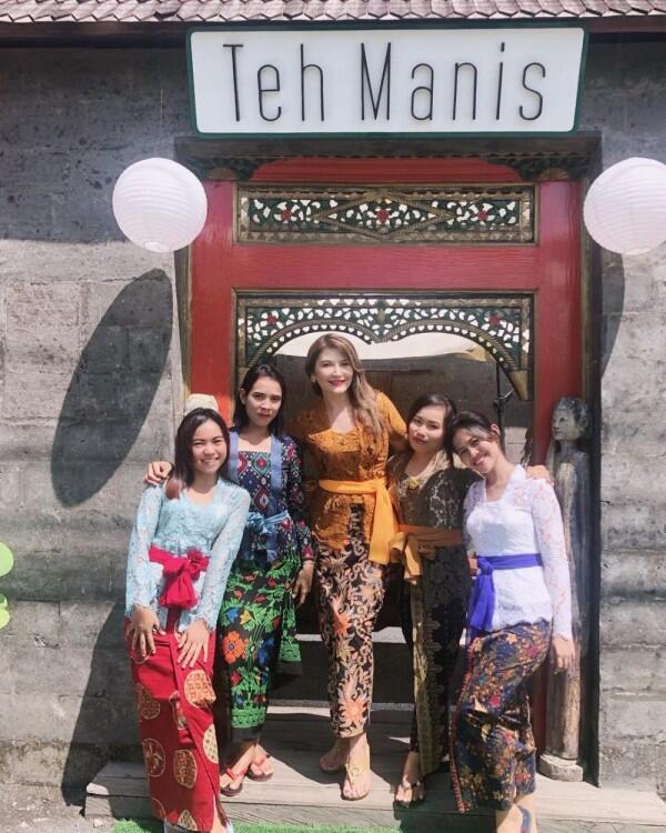 10 Potret Menawan Tamara Bleszynski dalam Balutan Kebaya