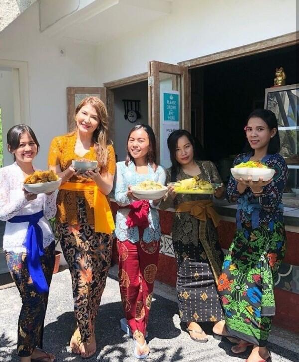 10 Potret Menawan Tamara Bleszynski dalam Balutan Kebaya
