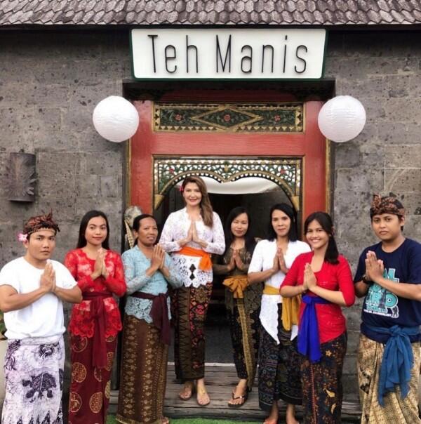 10 Potret Menawan Tamara Bleszynski dalam Balutan Kebaya