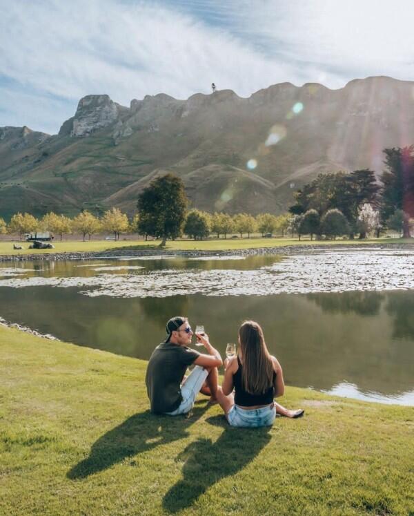 15 Ide Potret Romantis buat Honeymoon ala Pasangan Travel Blogger
