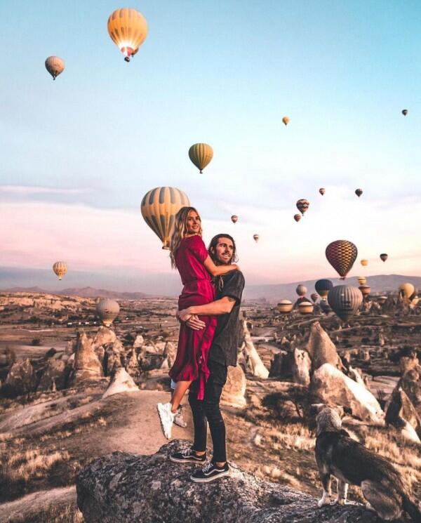 15 Ide Potret Romantis buat Honeymoon ala Pasangan Travel Blogger
