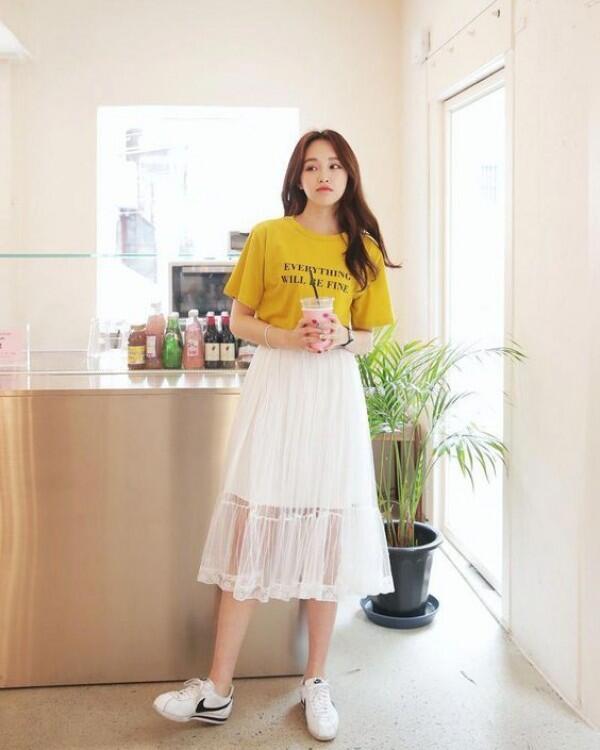 10 Ide Mix and Match Tampil Trendy dengan T-Shirt, Mudah Kok!