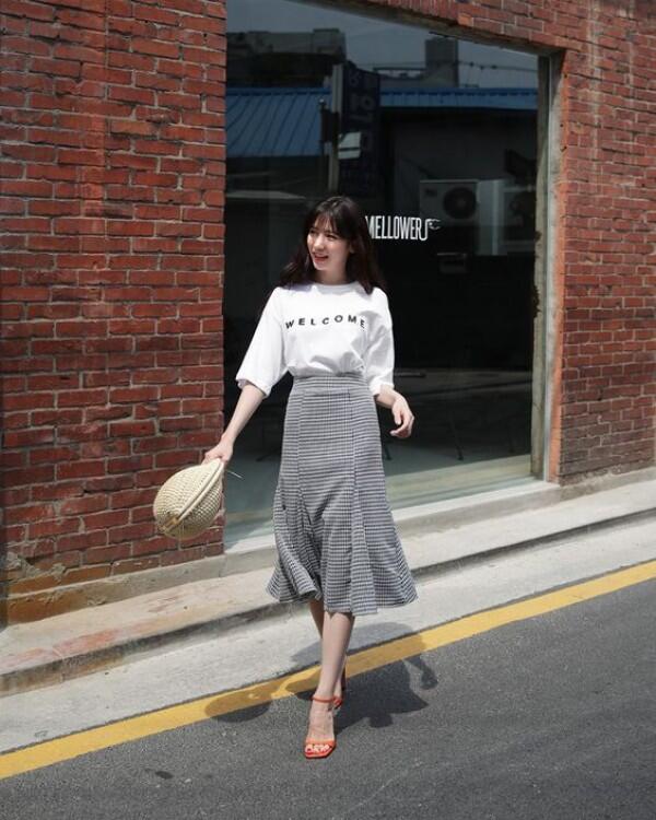 10 Ide Mix and Match Tampil Trendy dengan T-Shirt, Mudah Kok!