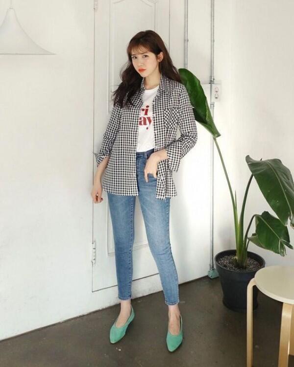 10 Ide Mix and Match Tampil Trendy dengan T-Shirt, Mudah Kok!