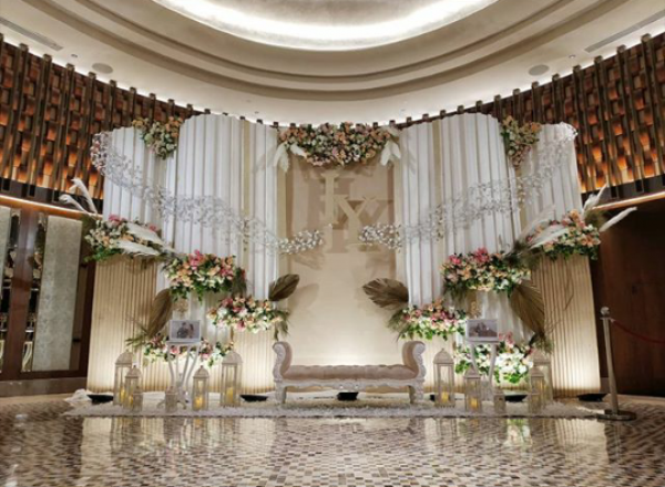 Berkonsep Elegant Classic, Intip Dekorasi Mewah Pesta Resepsi Yuanita