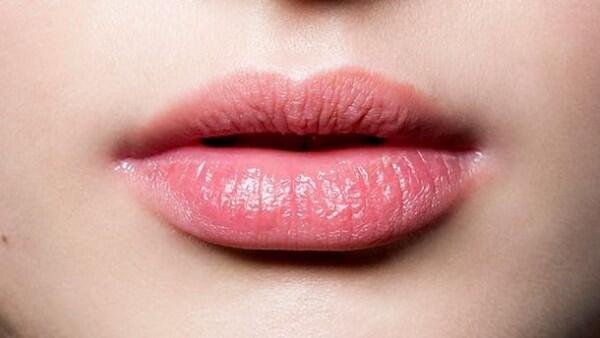 Hati-hati, 5 Kesalahan Pakai Lipstik yang Bikin Wajah Terlihat Tua!