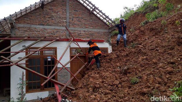 Longsor di Trenggalek, Dua Rumah Rusak dan Akses Jalan Terputus