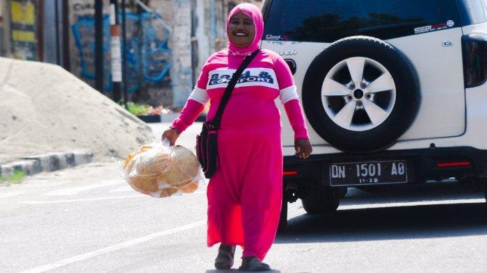 Kisah Wati, Bertahan Hidup dengan 8 Tahun Berjualan Kerupuk di Kota Palu