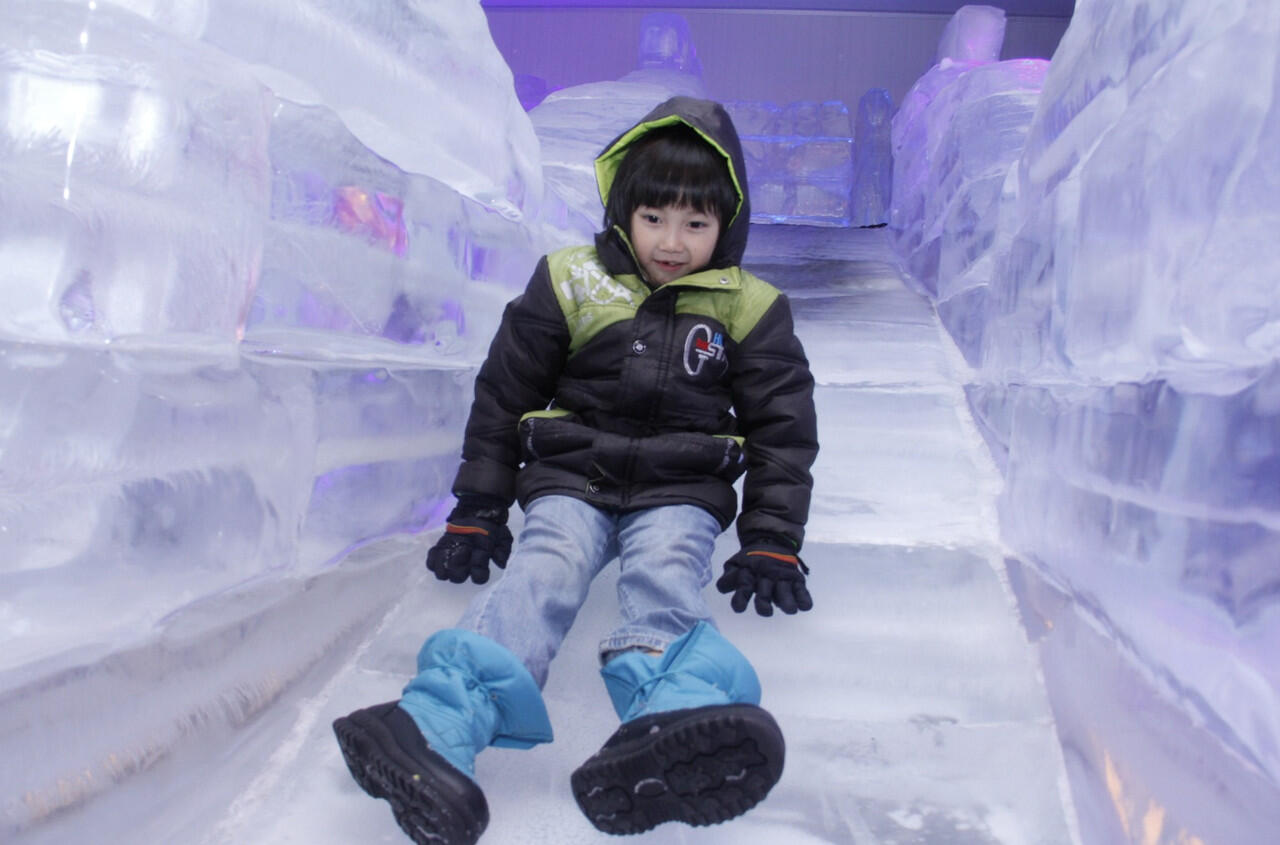 &#91;Saatnya Impian Jadi Nyata&#93; Snow City Singapore, Main Seluncuran Es Indoor!