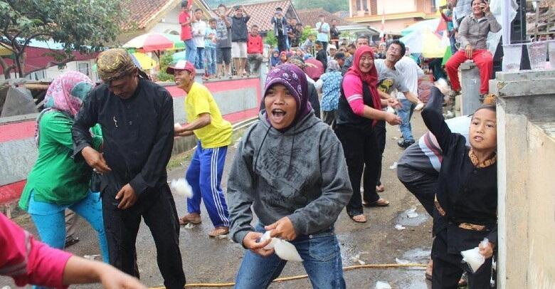 Warga Tawuran di Bandung, Namun Terlihat Wajah Yang Tertawa