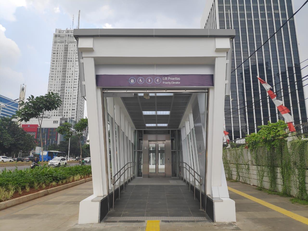 Akhirnya Nyobain Naik MRT Jakarta, Ternyata Begini Rasanya