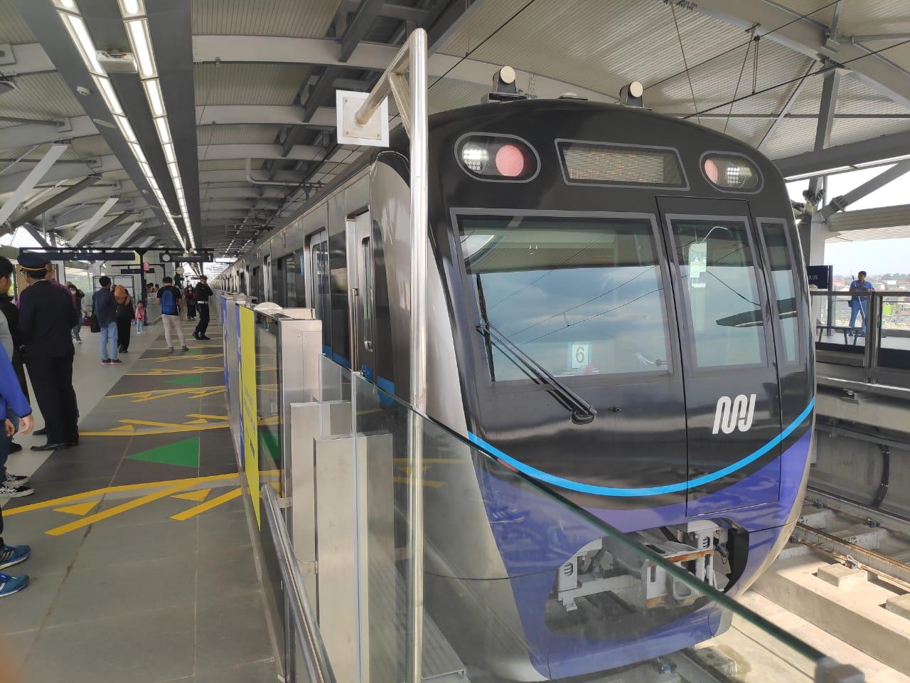 Akhirnya Nyobain Naik MRT Jakarta, Ternyata Begini Rasanya