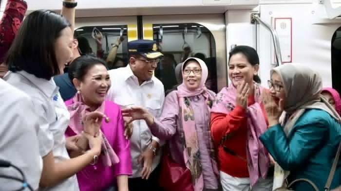 Antusiasme Warga saat Jajal MRT Bersama Ibu Iriana Joko Widodo