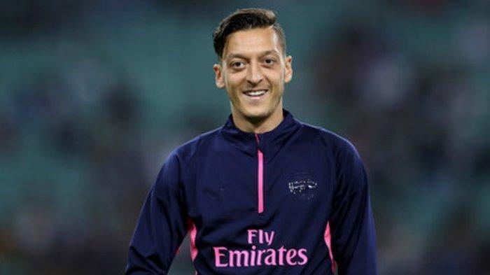 Mesut Oezil Bahagiakan Bocah Penggembala Sapi yang Menulis Namanya di Kaos