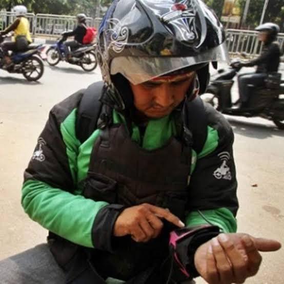 Peraturan Baru Ojek Online: Driver Harus Pakai Sepatu &amp; Plat Nomor Sesuai di Aplikasi