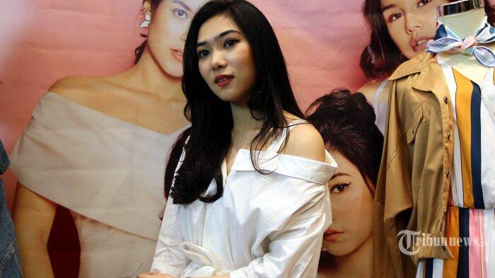 Intip OOTD Isyana Sarasvati dengan Stelan Serba Hitam dan Sneaker Putih