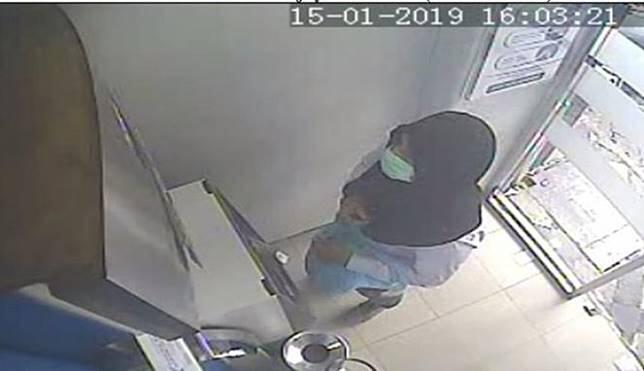 Pakai Hijab Sampai Punya Mesin ATM, Hal Nyeleneh yang Dilakukan Ramyadjie Priambodo