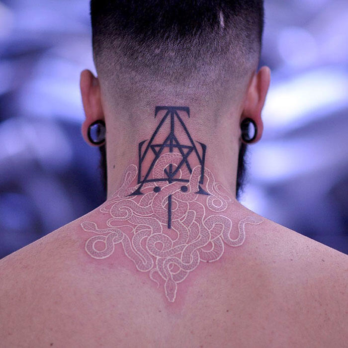 Trend Tattoo Berwarna Putih, Lebih Keren Dan SEKSI