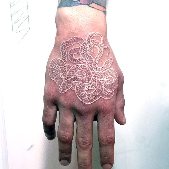 Trend Tattoo Berwarna Putih, Lebih Keren Dan SEKSI