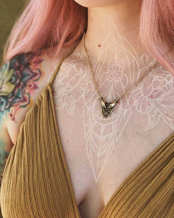 Trend Tattoo Berwarna Putih, Lebih Keren Dan SEKSI