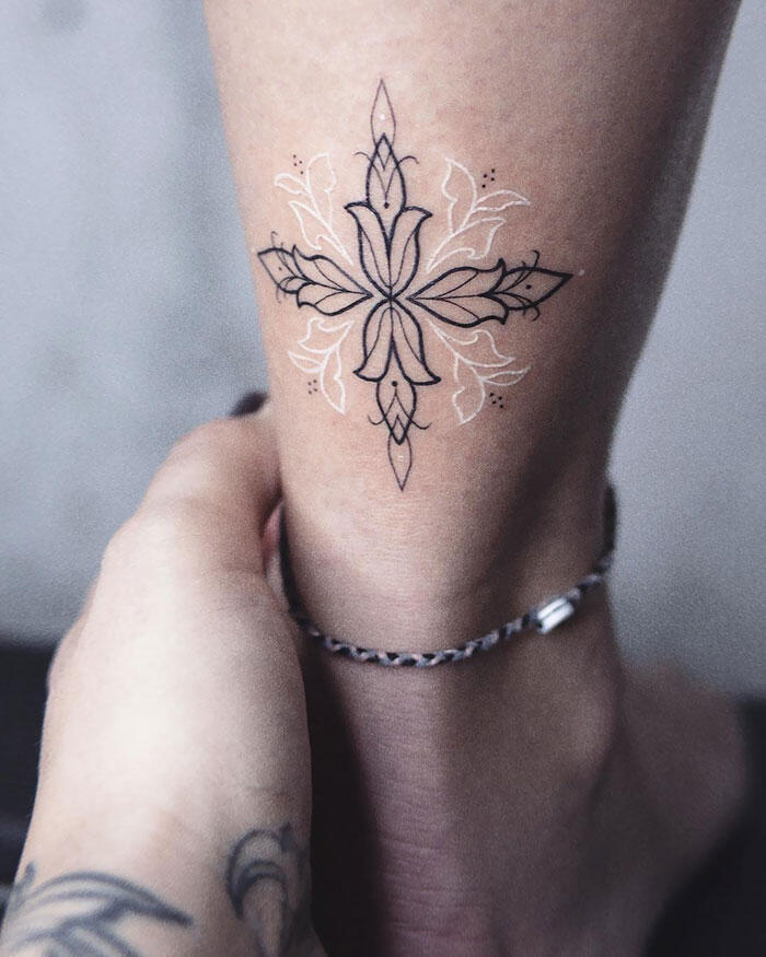 Trend Tattoo Berwarna Putih, Lebih Keren Dan SEKSI