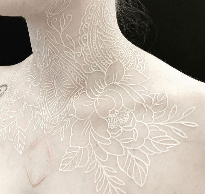 Trend Tattoo Berwarna Putih, Lebih Keren Dan SEKSI
