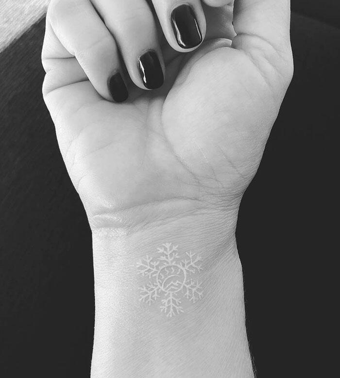 Trend Tattoo Berwarna Putih, Lebih Keren Dan SEKSI