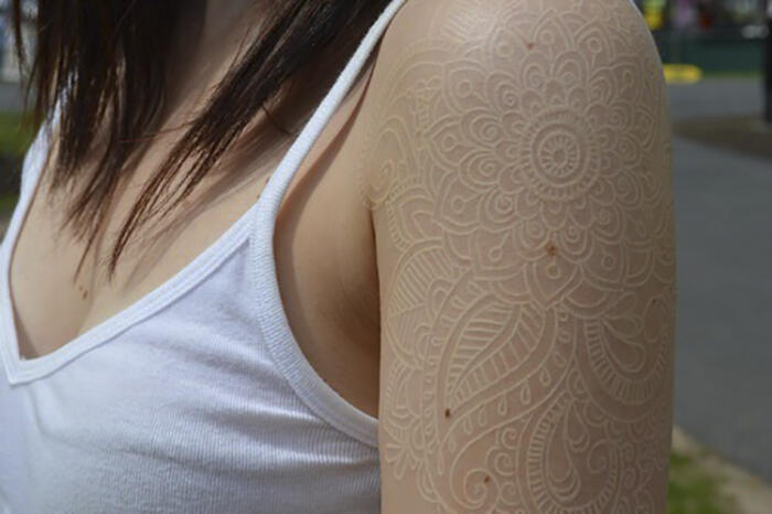 Trend Tattoo Berwarna Putih, Lebih Keren Dan SEKSI