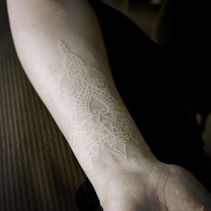 Trend Tattoo Berwarna Putih, Lebih Keren Dan SEKSI