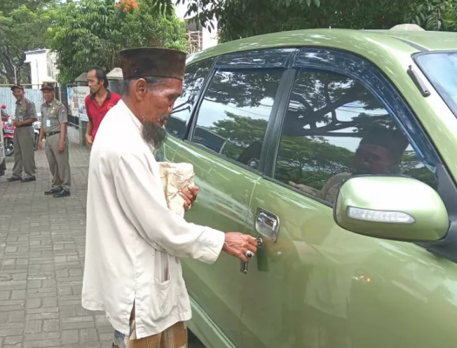 Pengemis Bogor: Saya Sewa Mobil, Kalau Naik Umum Kaki Saya Sakit