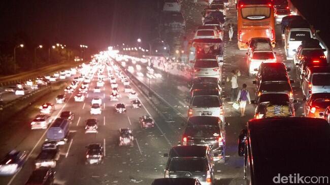 Tol Cikampek Macet Parah, Cawang-Bekasi Barat 2 Jam!