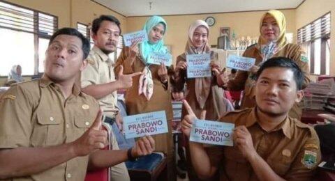6 GURU HONORER DIPECAT USAI FOTO DUKUNG PASLON CAPRES CAWAPRES NOMOR 2