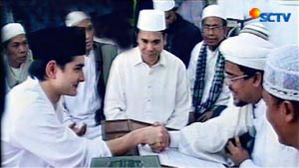 Mualaf di Depan Habib Rizieq, Steve Emmanuel Pindah Agama Lagi