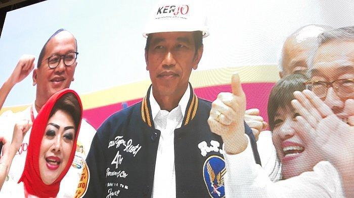 &lrm;Dapat Dukungan dari 10.000 Pengusaha, Jokowi Diberi Helm Proyek